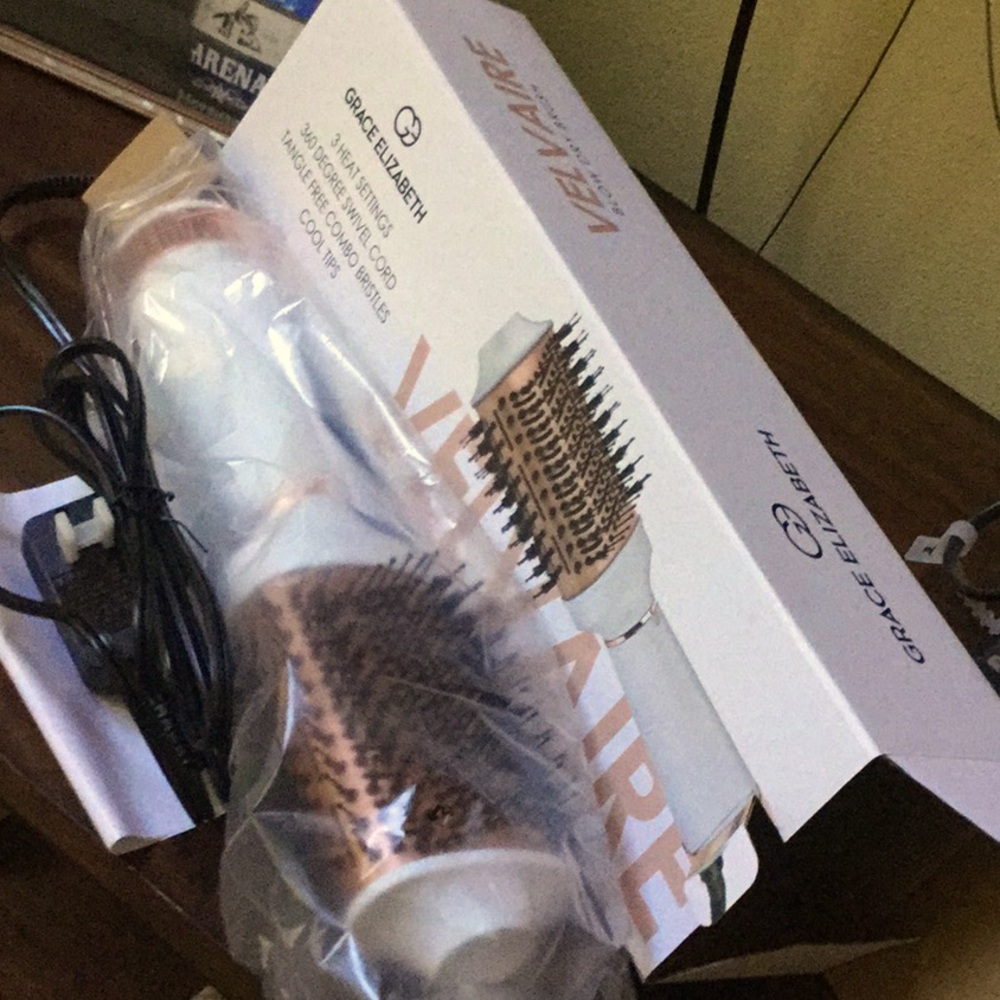 Blow dry brush grace Elizabeth velvaire glamour chic Mother’s Day  rodeo queen